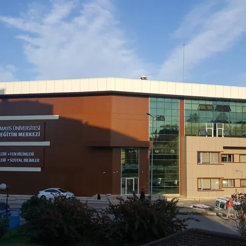 Ondokuz Mayıs Üniversitesi Uzaktan Eğitim Merkezi (UZEM) ve enstitülerin bulunduğu binanın dış cephesi.