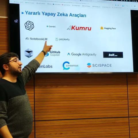 Yapay zekâ okuryazarlığı seminerinin sunum ekranı ve kürsüdeki konuşmacı.
