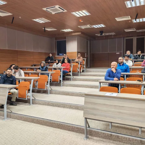 Seminerde konuşmacıyı dinleyen katılımcılar.