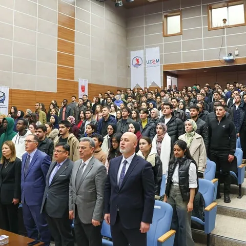 Anayasa tartışmaları programında salonun önünde toplu hatıra fotoğrafı.