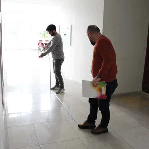 Beyaz baston kullanan katılımcı ve yanında gözlem yapan görevli.