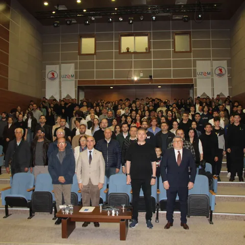 Konferansın sonunda salonda bir araya gelen konuşmacı, akademisyenler ve öğrenciler.