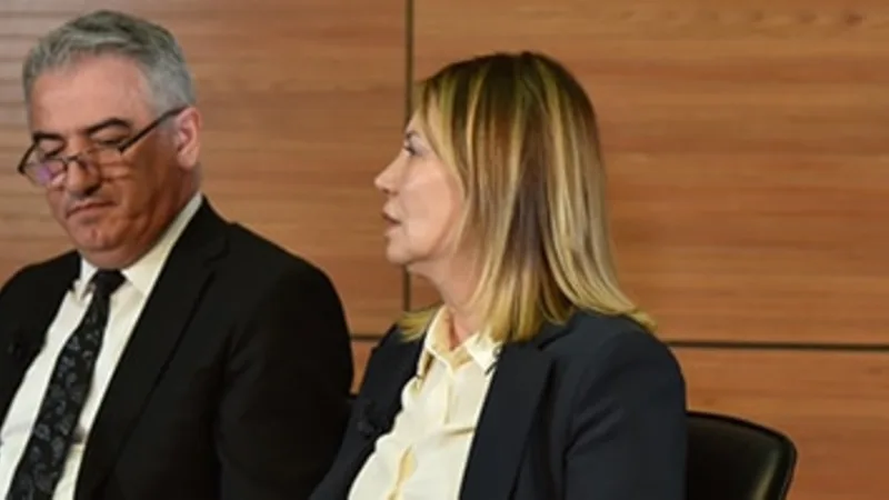 Bir panelde yan yana oturan dört konuşmacı.