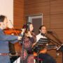 Konferans Salonunda Canlı Müzik Gösterisi